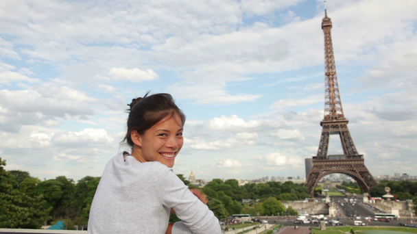 Parijs, eiffel toren vrouw op zoek en zwaaien - Video