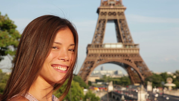 Turista na Torre Eiffel sorrindo feliz
 - Filmagem, Vídeo