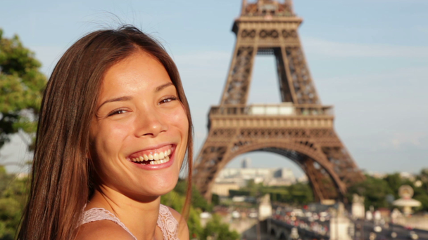 kobieta uśmiechając się, śmiejąc się z wieży Eiffla - Materiał filmowy, wideo