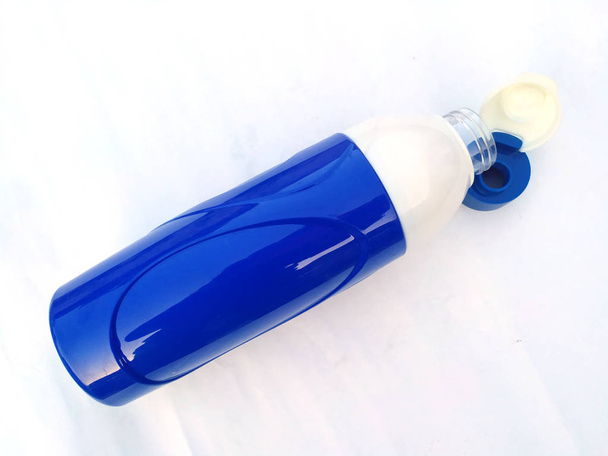 blaue und weiße Kaltwasserflasche isoliert auf weißem Hintergrund - Foto, Bild