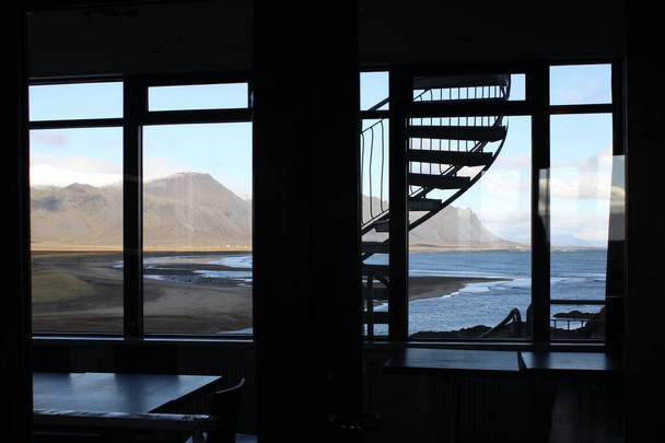 escada em espiral e pôr do sol na Islândia
 - Foto, Imagem