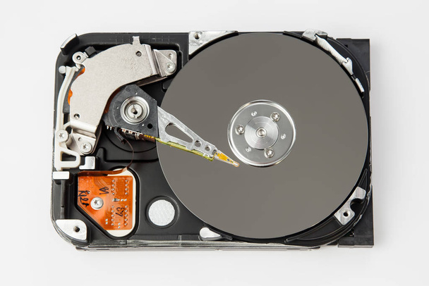 disco duro desmontado sobre un fondo gris
 - Foto, Imagen