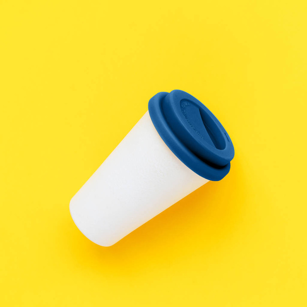 White bamboo coffee to go cup with a blue color silicone lid - Φωτογραφία, εικόνα