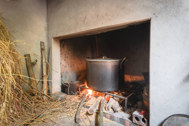 Κουζίνα Χώρα στο αγροτικό Βιετνάμ με ξύλινα κούτσουρα, άχυρο και παραδοσιακή κουζίνα. Σπάνια χρησιμοποιούν τεράστια κατσαρόλα για το βράσιμο βιετναμέζικες Chung κέικ στο Tet σεληνιακή Πρωτοχρονιά. Αρχαία και ρουστίκ ασιατική φωτιά λάκκο. - Φωτογραφία, εικόνα