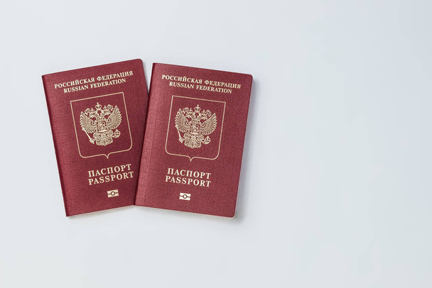 Dos pasaportes rusos sobre un fondo blanco aislado
 - Foto, Imagen