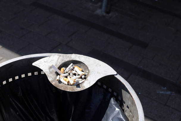 cenizas y colillas de cigarrillos están en un cenicero sucio, es mejor dejar de fumar
  - Foto, Imagen