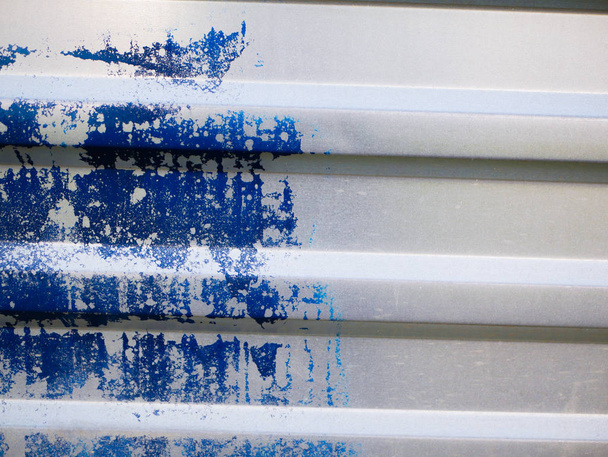 Kovový plot s modrou barvou. detailní záběr. Prošedivělý. Místo pro nápis. pozadí pro projekt. Vlnitý plechový plot. Povrch je natřen bíle a modře. Malovat skvrny. Prázdný backg - Fotografie, Obrázek