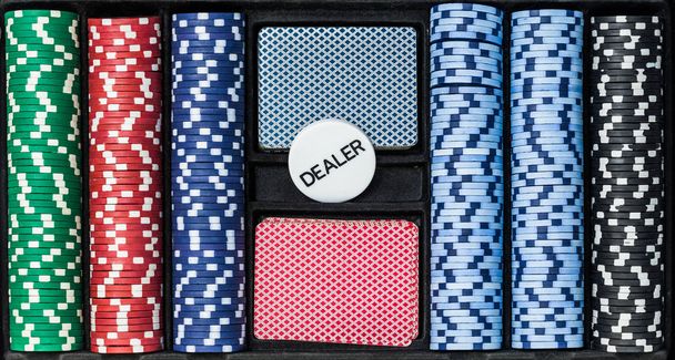 Poker zestaw z kart chipowych i dealera, widok z góry - Zdjęcie, obraz