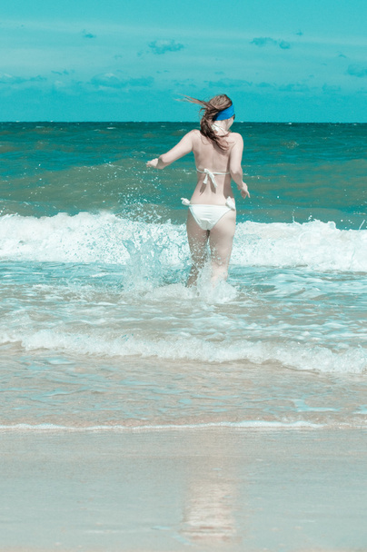 красивая женщина на пляже - Фото, изображение