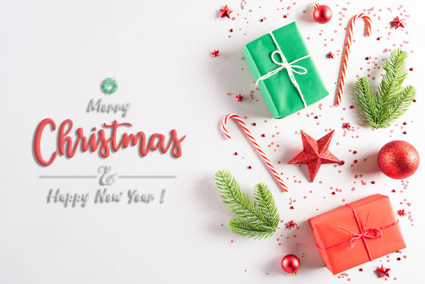 Noel tatilleri kompozisyonu Noel ağacı süslemesi ve beyaz arka planda kırmızı böğürtlenli hediye paketinin en üst görünümü metin alanı ile birlikte. - Fotoğraf, Görsel
