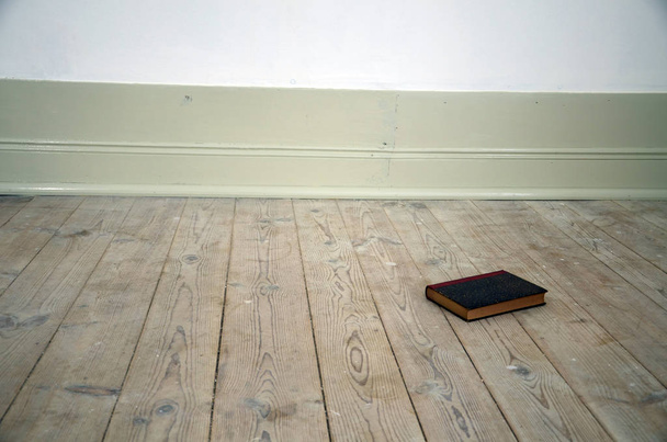 Book on the floor view - Valokuva, kuva