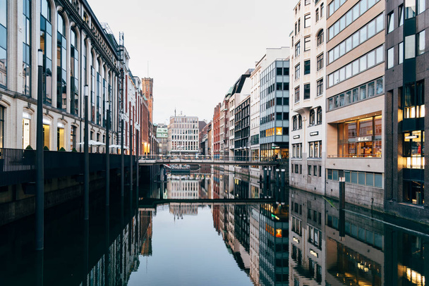 Scenic view of Bleichenfleet canal in Hamburg with luxury fashion stores reflection on water at evening - 写真・画像