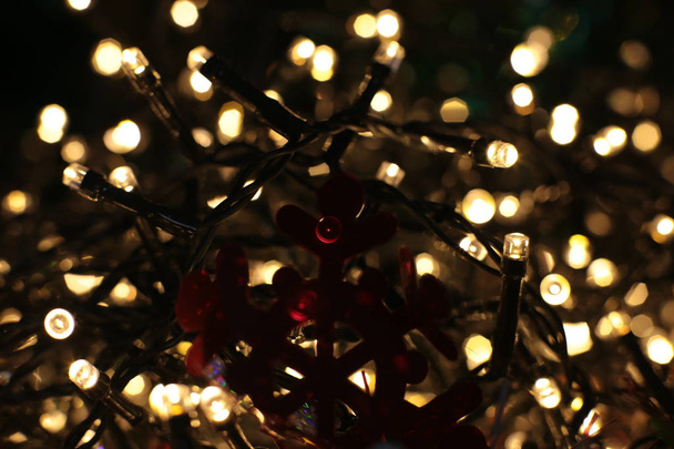 Fondo brillante de Navidad con una guirnalda parpadeante, detalles de decoración brillante de Año Nuevo
 - Foto, Imagen