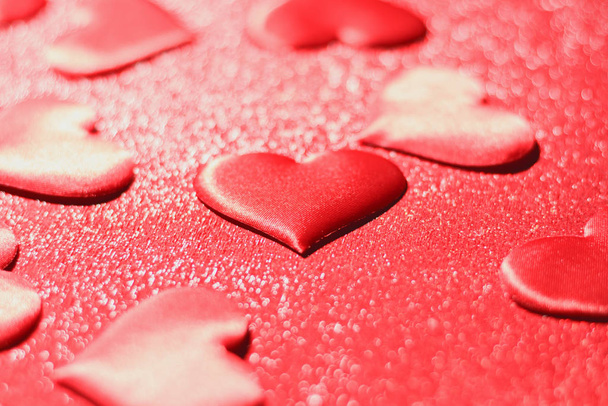 Detailní záběr červeného srdce na lesklém červeném pozadí. Valentýnská oslava. Selektivní zaměření - Fotografie, Obrázek