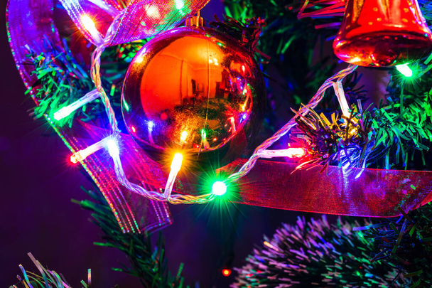 Christmas hanging decorations on fir tree. Decorated Christmas t - Fotoğraf, Görsel