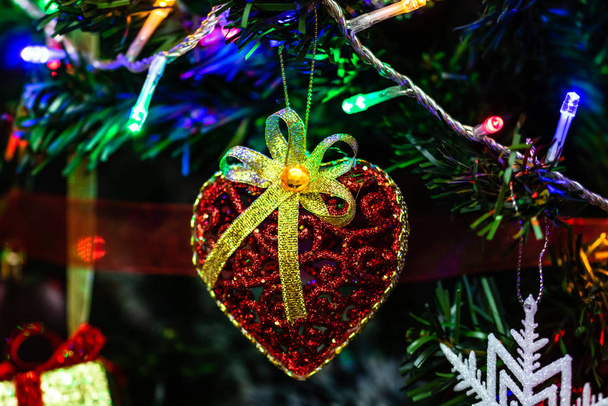 Рождественские украшения на елке. Украшенное Рождество
 - Фото, изображение