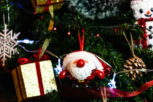Décorations suspendues de Noël sur sapin. Décoré Noël t
 - Photo, image