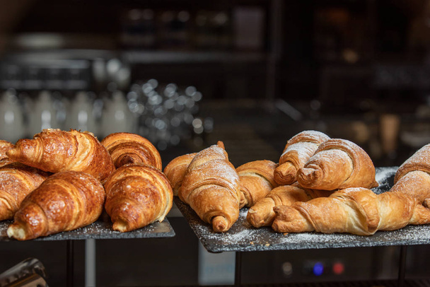Čerstvé pečené francouzské croissanty v pekárně, zblízka. - Fotografie, Obrázek