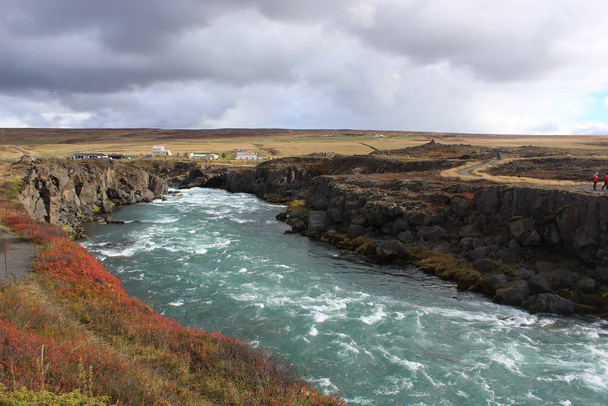 corriendo río azul en Islandia cerca de la cascada de goldafoss
 - Foto, imagen
