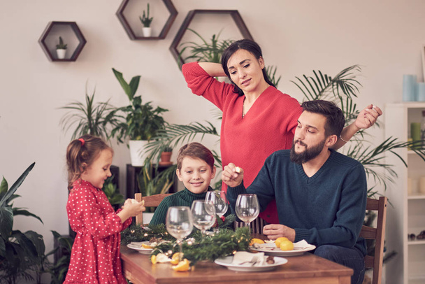Famiglia Insieme Concetto Celebrazione di Natale. Famiglia Godendo sfondo cena di Natale
 - Foto, immagini