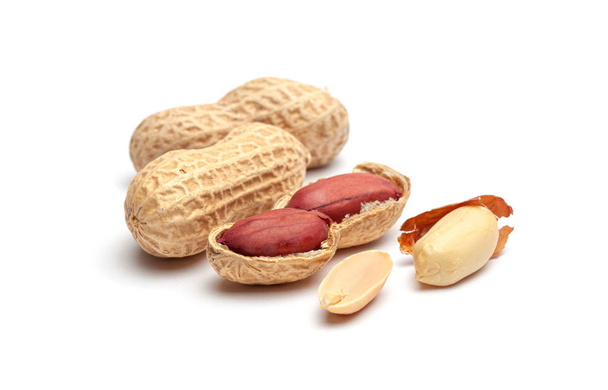 Getrocknete Erdnüsse in Schalen-Nahaufnahme isoliert auf weißem Hintergrund - Foto, Bild