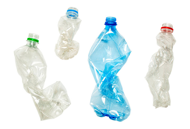 Zmačkané plastové láhve izolované na bílém pozadí. - Fotografie, Obrázek