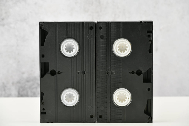Video kaset. 80 'lerin medya popüler kültürü. Işık arkaplanındaki video kaydı. Yukarıdan bak. Çok Eski Video Teybi - Fotoğraf, Görsel