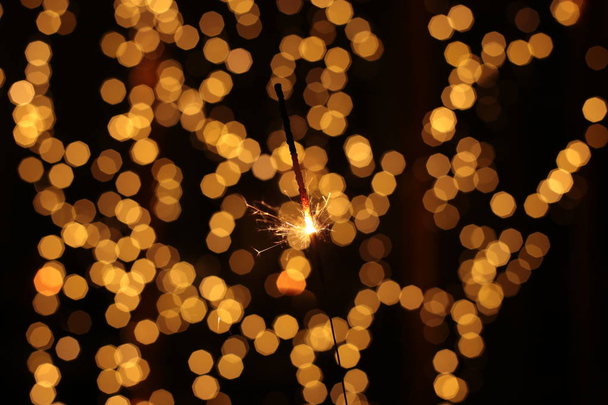 Natal fundo brilhante com uma guirlanda cintilante, decoração brilhante de Ano Novo detalhes luzes de fotos macro
 - Foto, Imagem