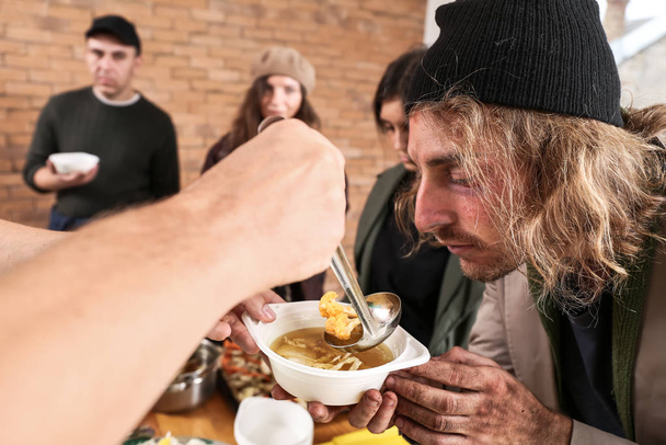 Gönüllüler evsizlere yemek veriyor. - Fotoğraf, Görsel