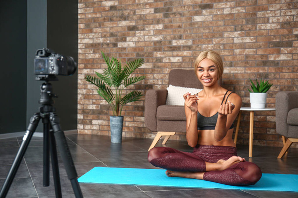 Afroamerykańska blogerka nagrywająca sportowe filmy w domu - Zdjęcie, obraz