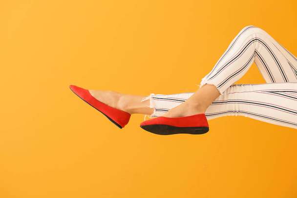 Jovem mulher em sapatos elegantes no fundo de cor - Foto, Imagem