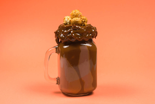 Čokoládový mléčný koktejl se šlehačkou, sušenkami, vaflemi - Fotografie, Obrázek