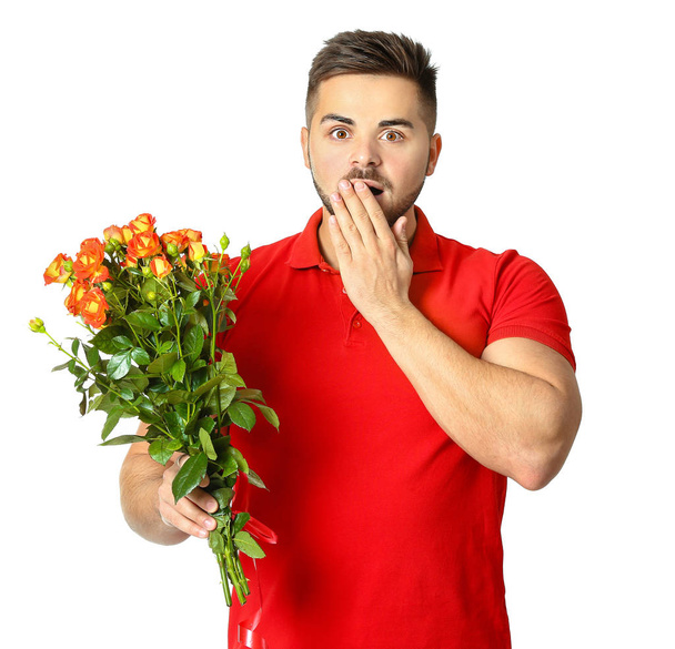 Guapo hombre sorprendido con flores sobre fondo blanco. Celebración de San Valentín
 - Foto, Imagen