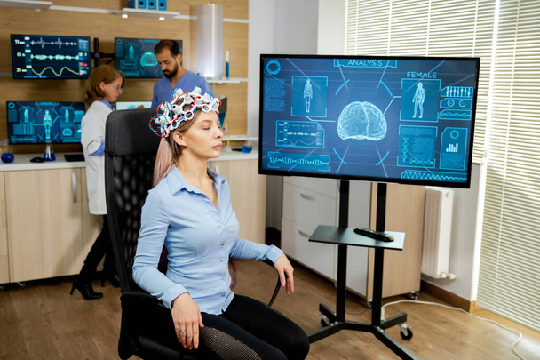 Potilas nainen pään skannaus laite ja aivojen toiminta näkyy ruudulla
 - Valokuva, kuva
