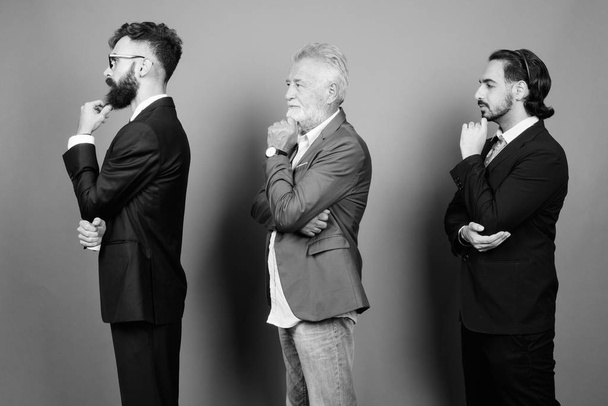 Retrato de hombres de negocios barbudos multiétnicos juntos
 - Foto, Imagen