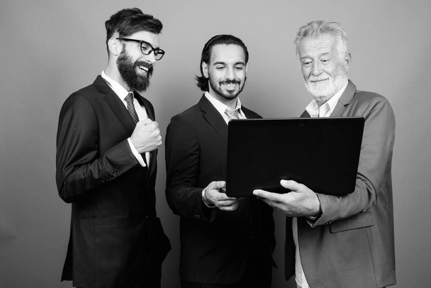 Портрет багатонаціональних бородатих підприємців разом
 - Фото, зображення