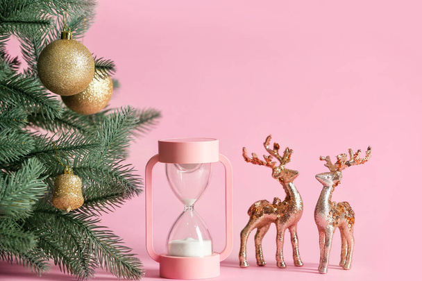 Homokóra, fenyő fa és dekoráció színes háttér. Karácsonyi visszaszámlálás koncepciója - Fotó, kép