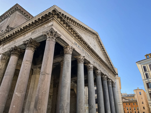 Ευρεία γωνία της πρόσοψης με κίονες του Πανθέου στη Ρώμη. - Φωτογραφία, εικόνα