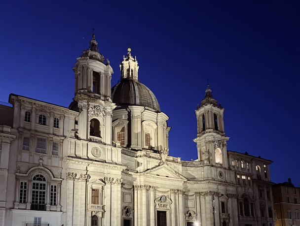 die fassade der barocken kirche von sant 'agnese in agone auf der piazza navona in rom nachts beleuchtet - Foto, Bild