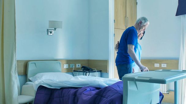 Asiatische Ärztin hilft älteren Patientinnen im Krankenhausbett. Rehabilitations- und Rentenkonzept. - Foto, Bild