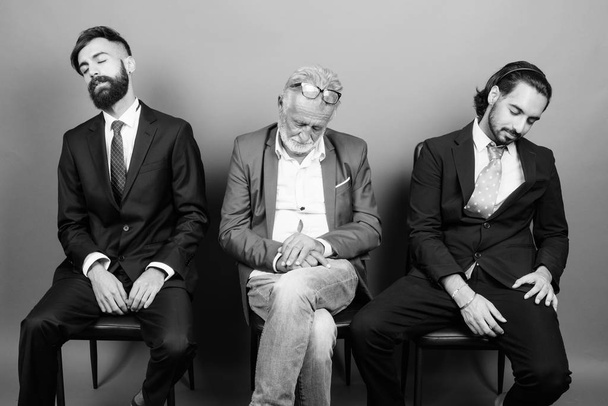 Портрет многонациональных бородатых бизнесменов вместе
 - Фото, изображение