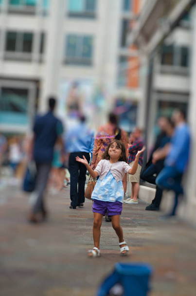 Chica joven feliz visitando la ciudad y jugando en las calles. - Foto, Imagen