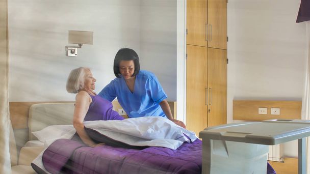Asiatique femme médecin aider femme âgée dans le lit d'hôpital. Concept de réadaptation et de retraite. - Photo, image