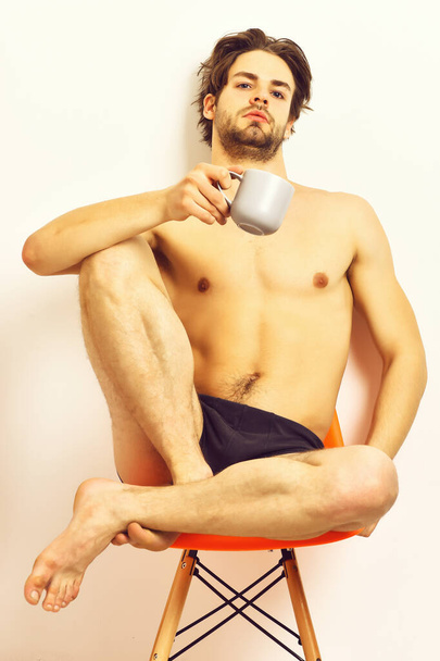 caucásico barbudo sexy macho celebración taza de café - Foto, Imagen