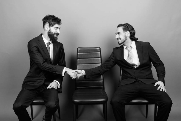 Retrato de hombres de negocios barbudos multiétnicos juntos
 - Foto, imagen