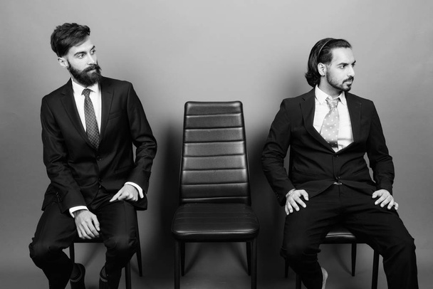 Többnemzetiségű szakállas üzletemberek portréja együtt - Fotó, kép