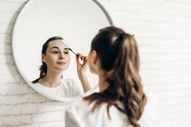 Beauty makeup woman putting mascara eye make up. - Fotografie, Obrázek