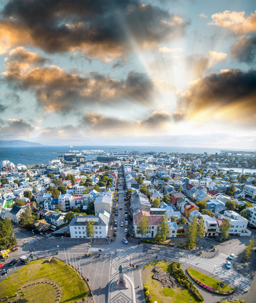 Vista aérea de la ciudad desde Hallgrimskirkja en Reykjavik, Islandia
 - Foto, Imagen