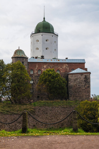Vyborg Castle and fence of chains - Φωτογραφία, εικόνα