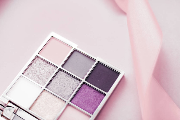 Eyeshadow palette and make-up brush on blush pink background, ey - Foto, afbeelding